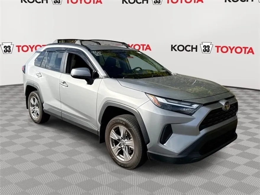 2022 Toyota RAV4 XLE photo 1