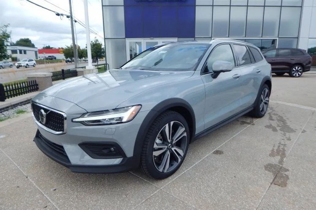 2026 Volvo V60 Cross Country B5 Plus photo 1