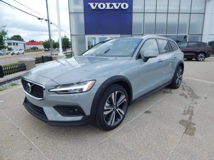 2026 Volvo V60 Cross Country B5 Plus photo 1