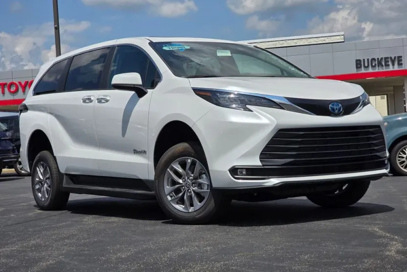 2025 Toyota Sienna XLE photo 1