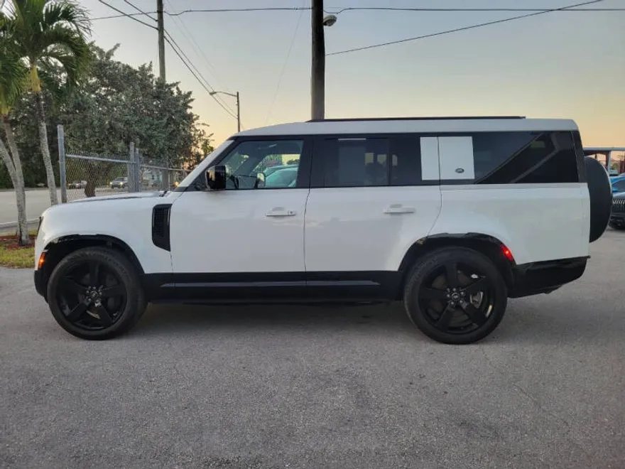 2024 Land Rover Defender X-Dynamic SE photo 1