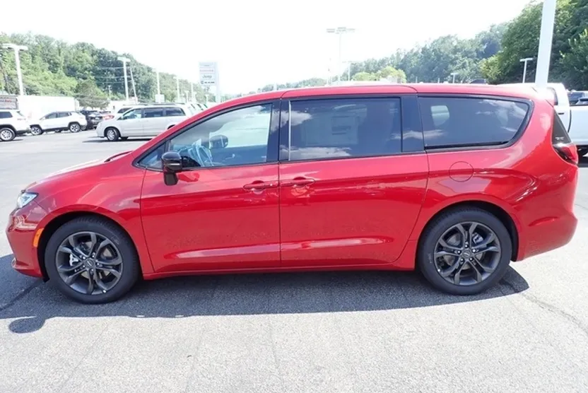 2026 Chrysler Pacifica photo 1