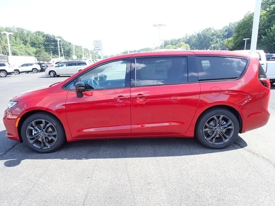 2026 Chrysler Pacifica photo 1