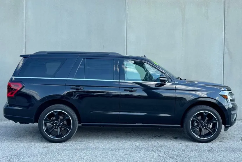 2022 Ford Expedition Limited photo 1