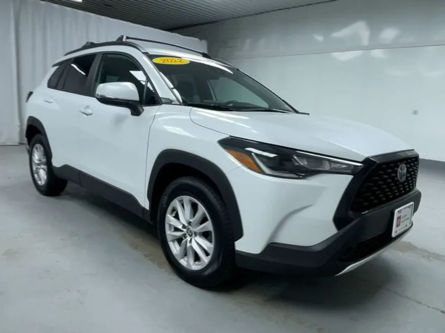 2022 Toyota Corolla Cross LE photo 1