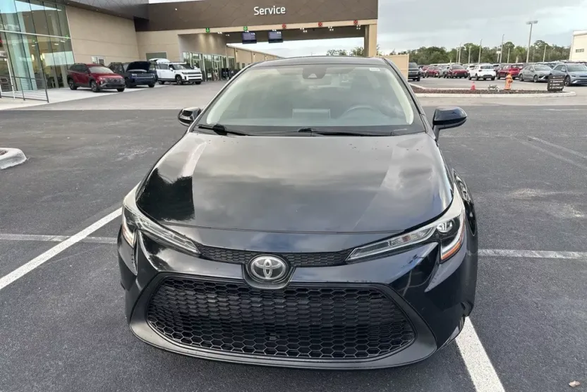 2020 Toyota Corolla LE photo 1