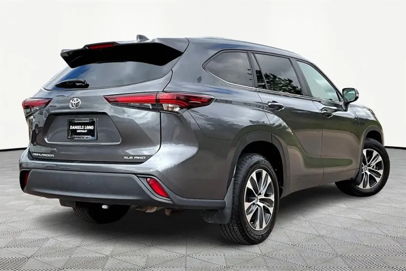 2024 Toyota Highlander XLE photo 1