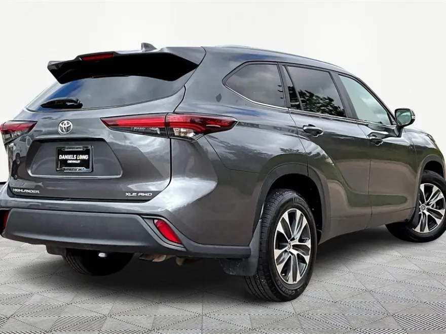 2024 Toyota Highlander XLE photo 1