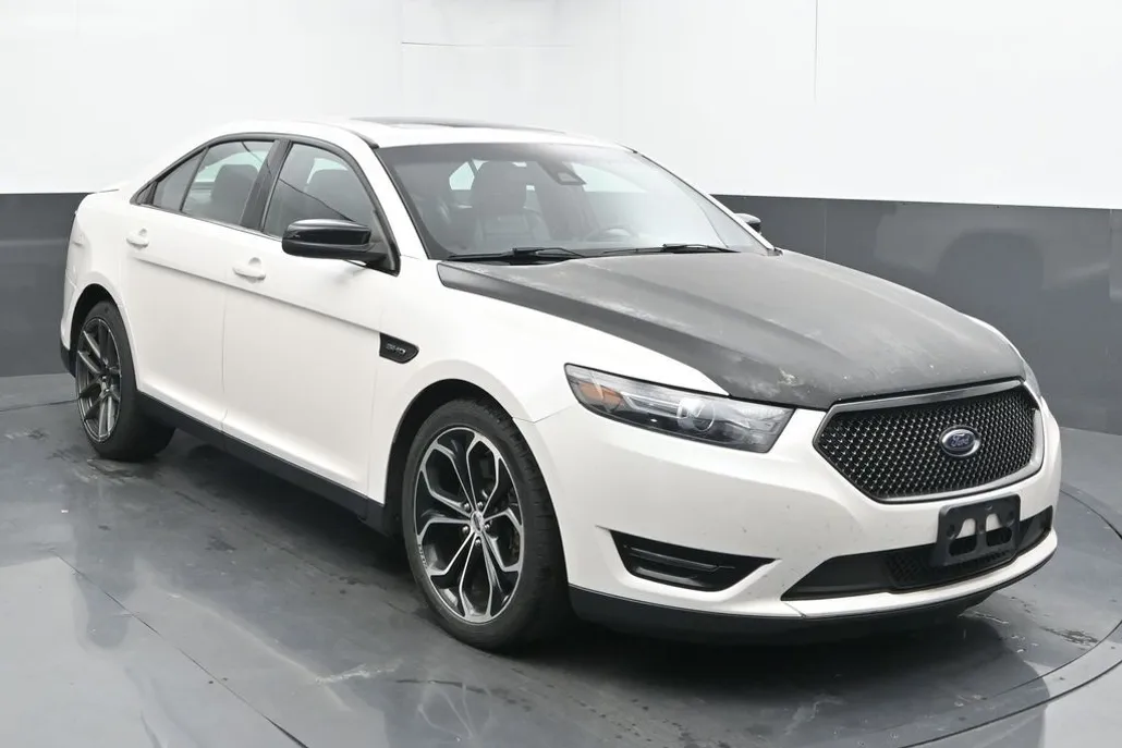 2017 Ford Taurus SHO photo 1
