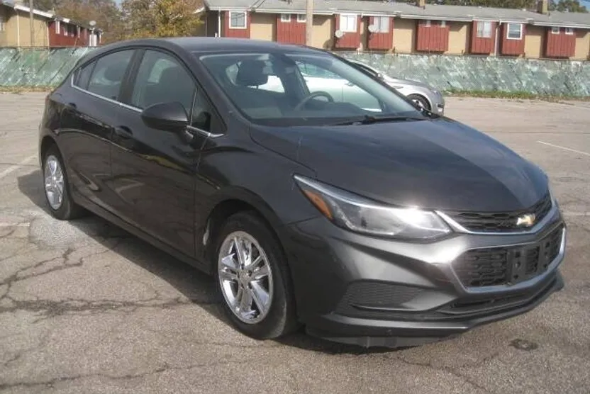 2017 Chevrolet Cruze LT photo 1