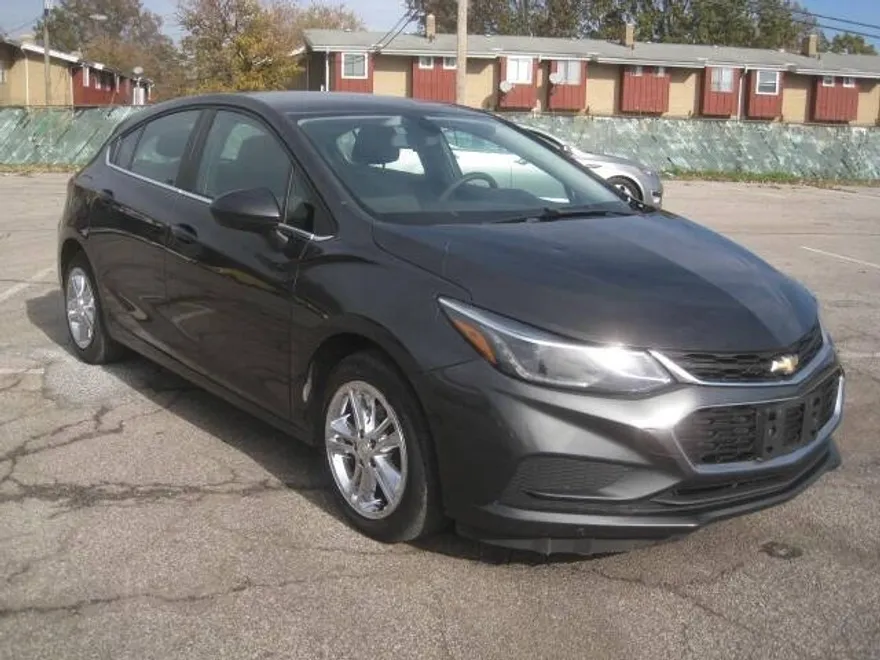 2017 Chevrolet Cruze LT photo 1