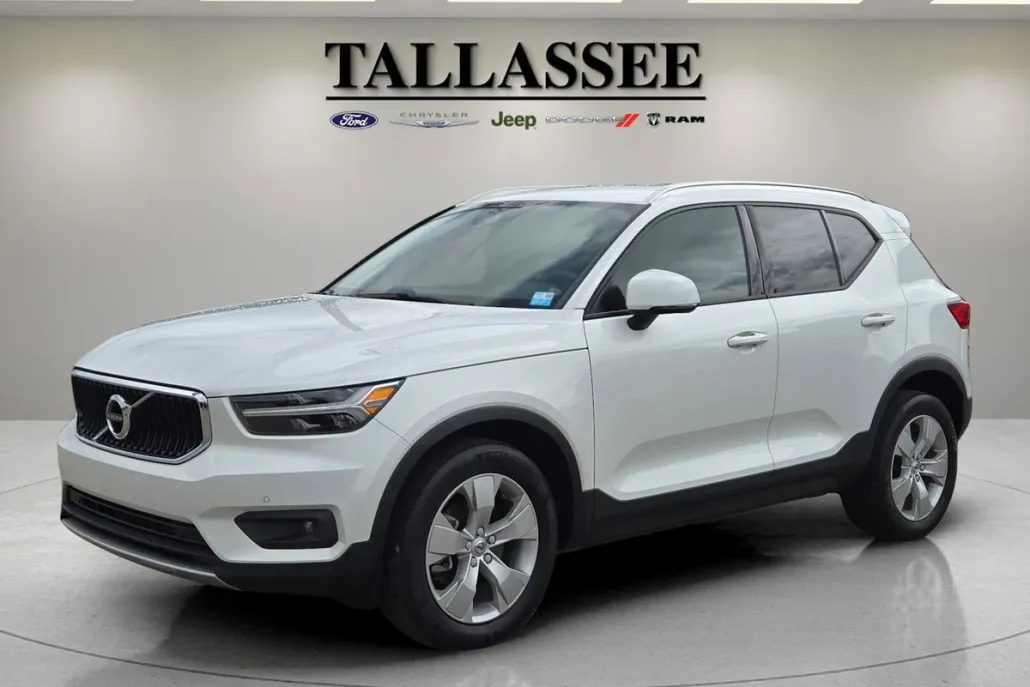 2022 Volvo XC40 Momentum photo 1