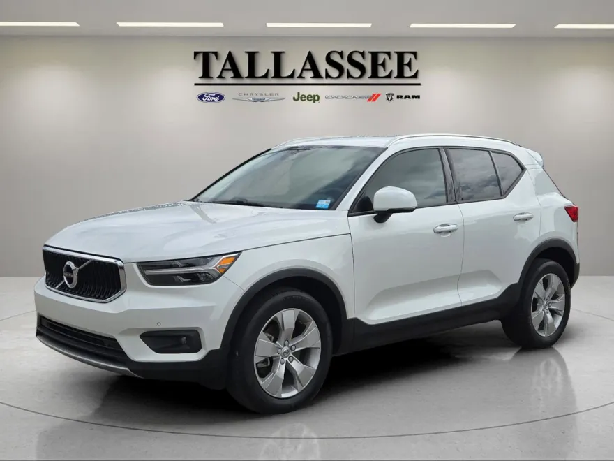 2022 Volvo XC40 Momentum photo 1