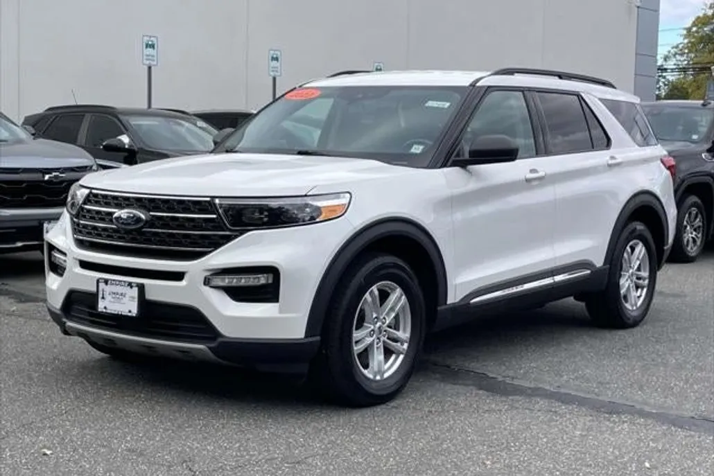 2023 Ford Explorer XLT photo 1