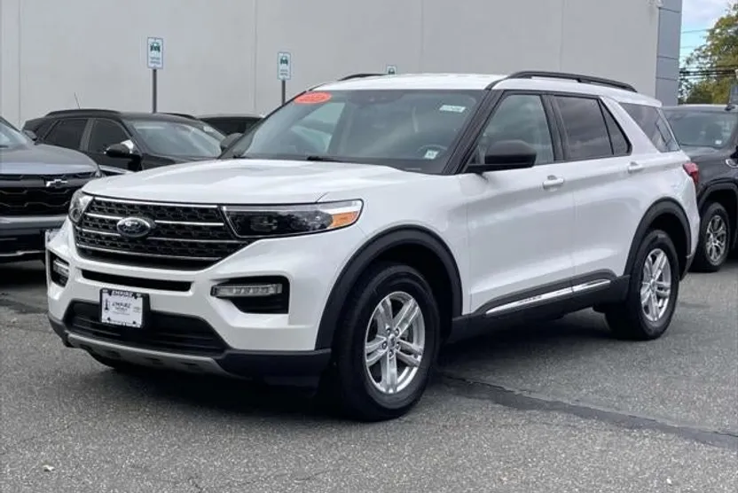 2023 Ford Explorer XLT photo 1