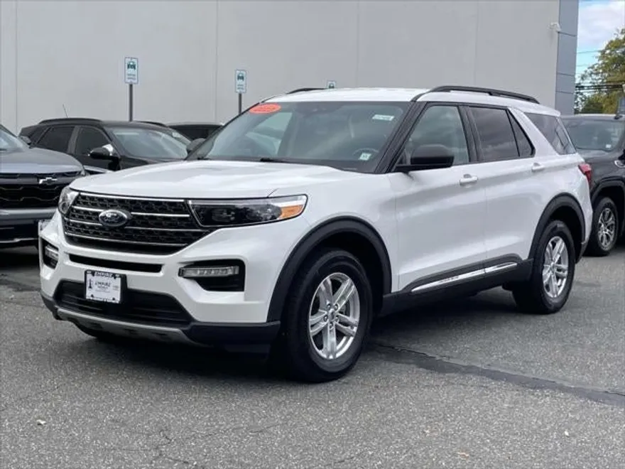 2023 Ford Explorer XLT photo 1