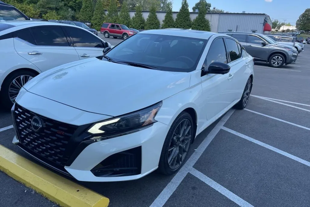 2023 Nissan Altima SR photo 1