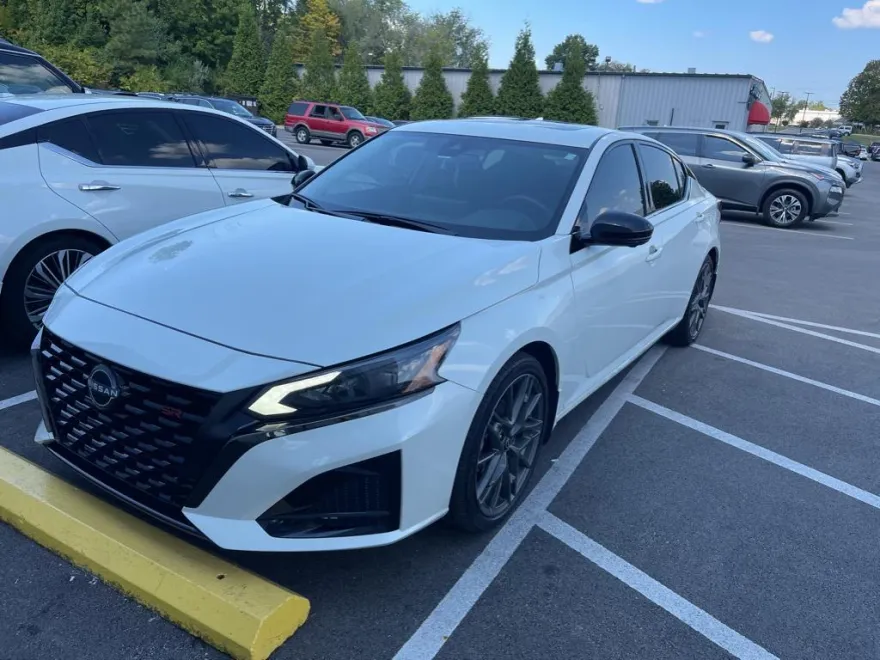 2023 Nissan Altima SR photo 1