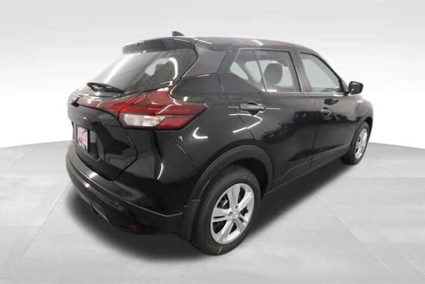 2025 Nissan Kicks Play S photo 1