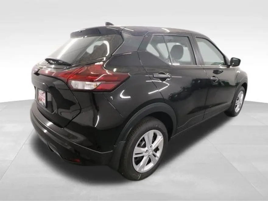 2025 Nissan Kicks Play S photo 1