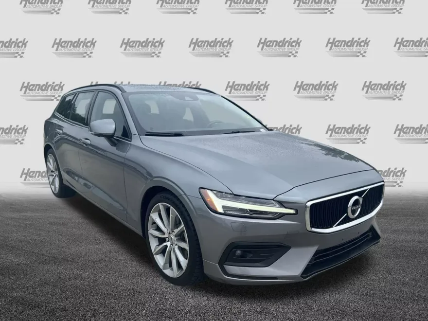 2020 Volvo V60 Momentum photo 1