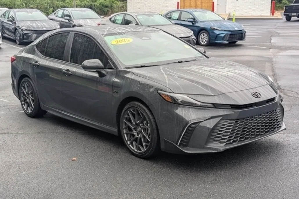 2025 Toyota Camry SE photo 1