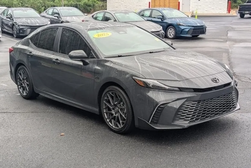 2025 Toyota Camry SE photo 1