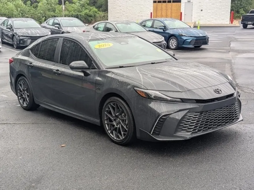 2025 Toyota Camry SE photo 1