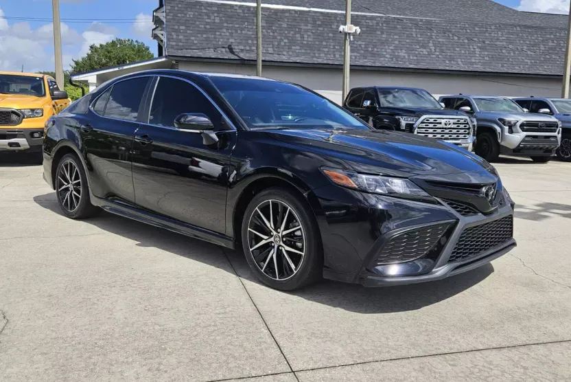 2023 Toyota Camry SE photo 1
