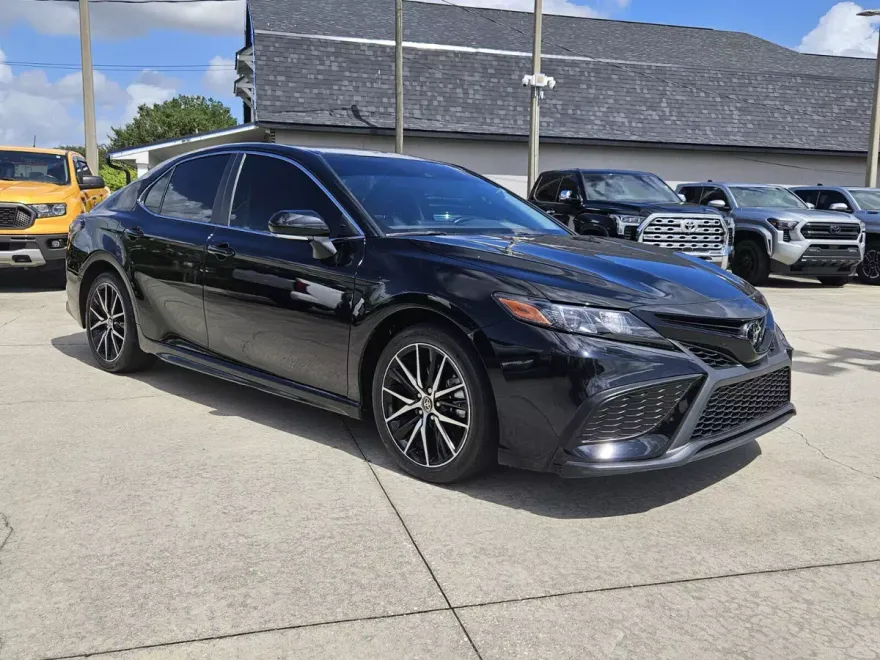 2023 Toyota Camry SE photo 1