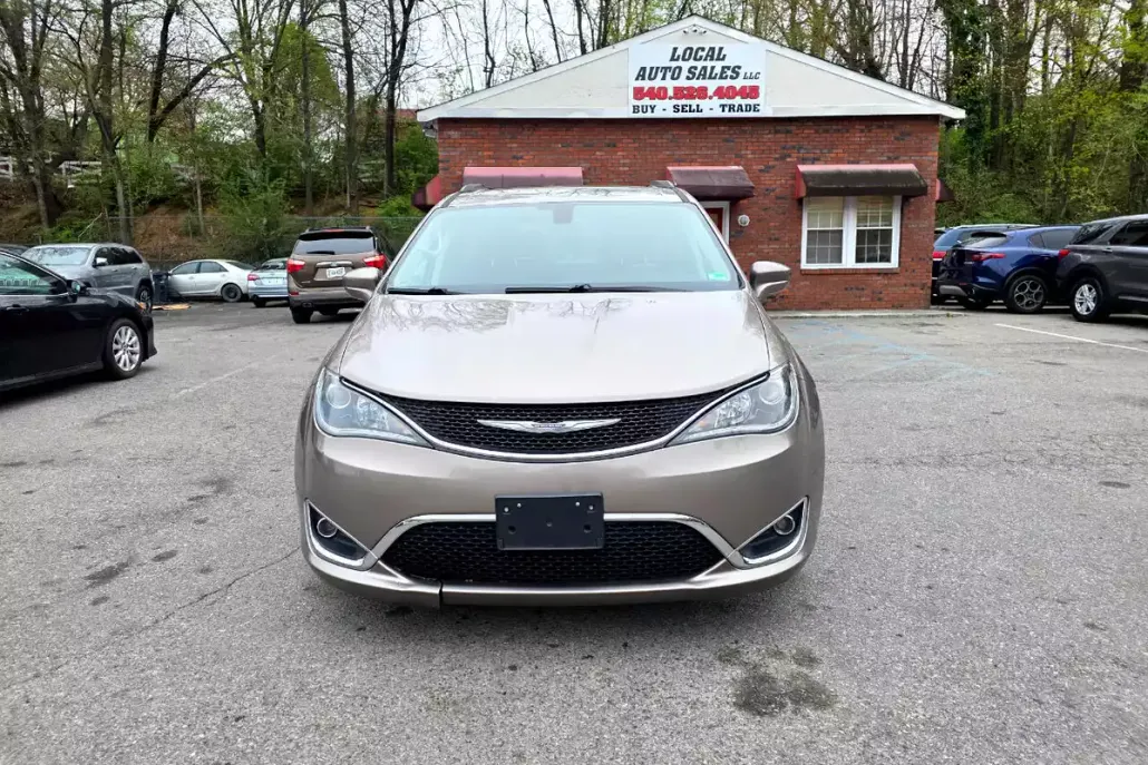 2017 Chrysler Pacifica Touring L photo 1