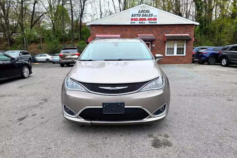 2017 Chrysler Pacifica Touring L photo 1