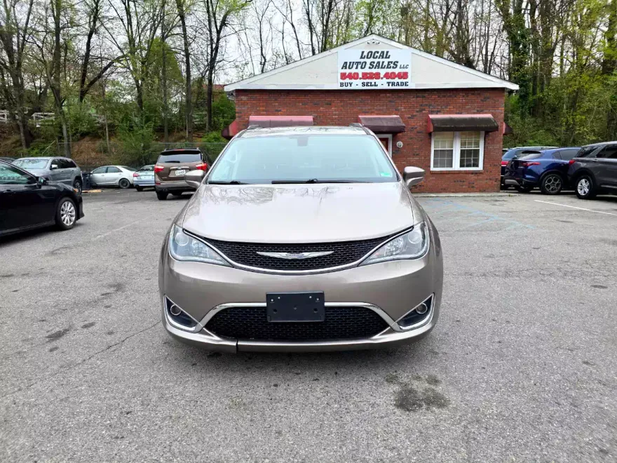 2017 Chrysler Pacifica Touring L photo 1