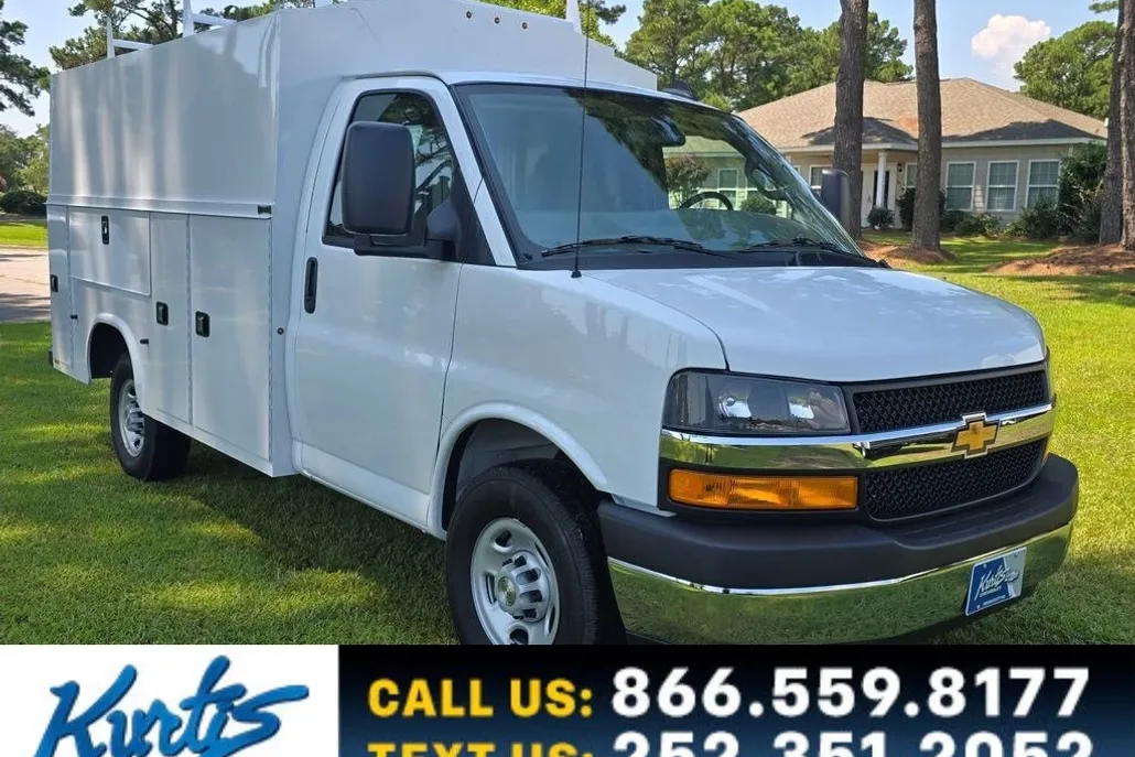 2025 Chevrolet Express Cutaway 3500 photo 1