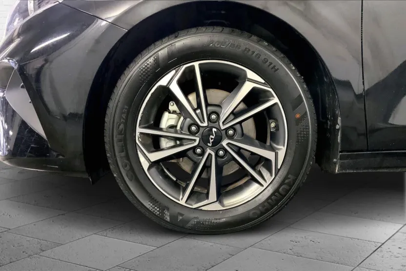 2024 Kia Forte LXS photo 1