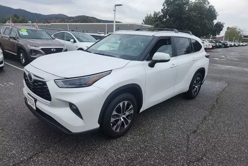 2025 Toyota Highlander XLE Limited photo 1