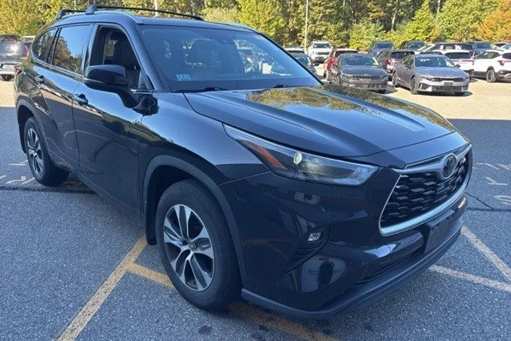 2021 Toyota Highlander XLE photo 1