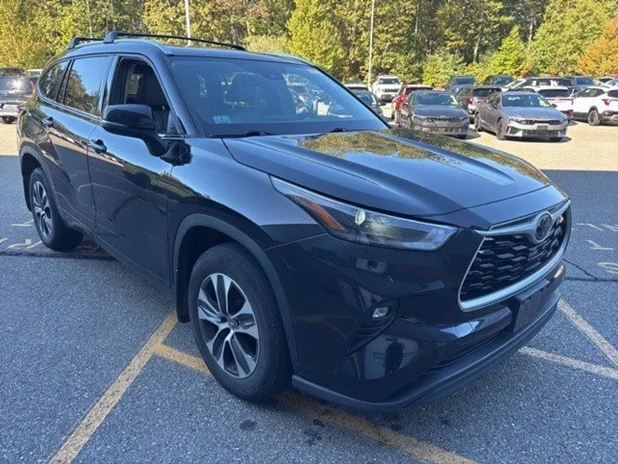 2021 Toyota Highlander XLE photo 1