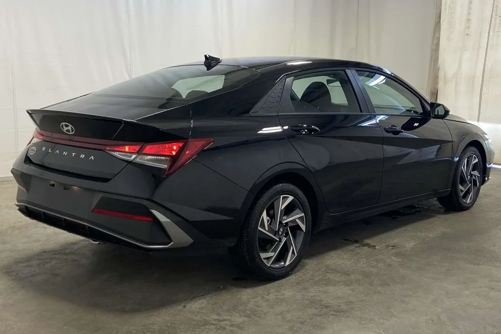 2025 Hyundai Elantra SEL Sport photo 1