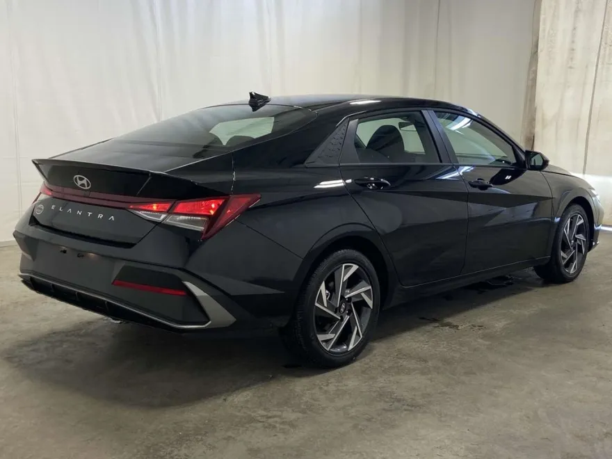 2025 Hyundai Elantra SEL Sport photo 1