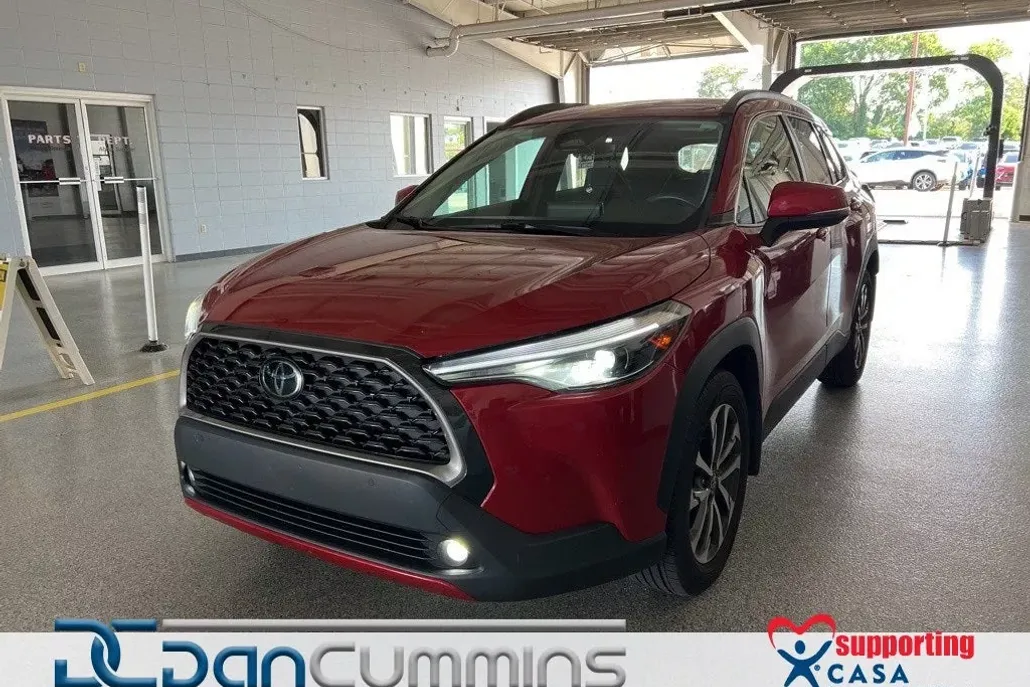 2023 Toyota Corolla Cross XLE photo 1