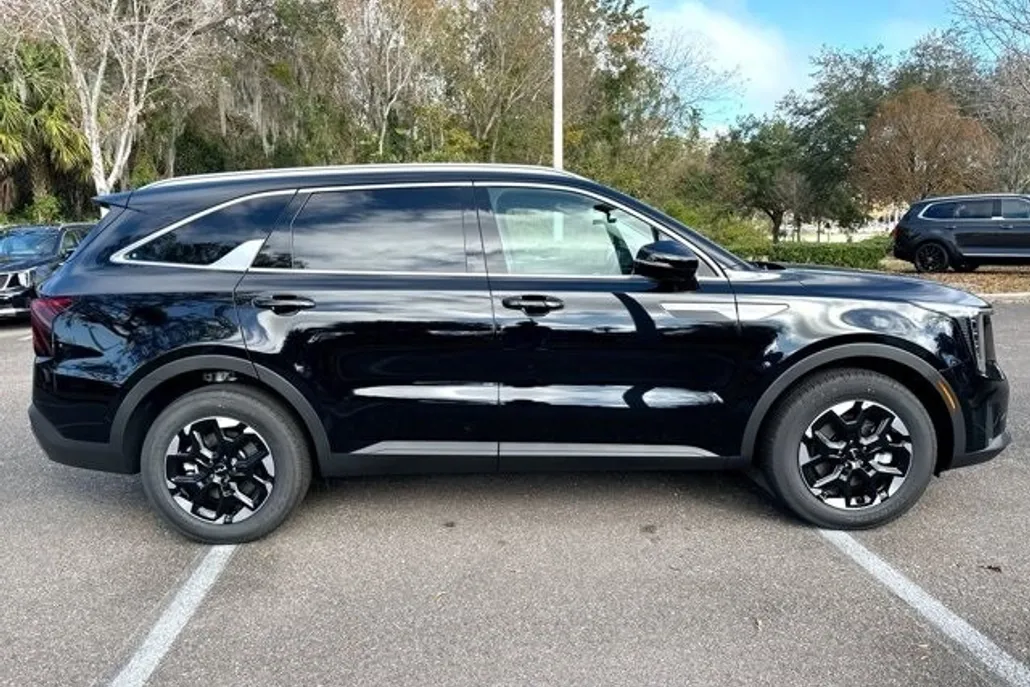 2025 Kia Sorento S photo 1