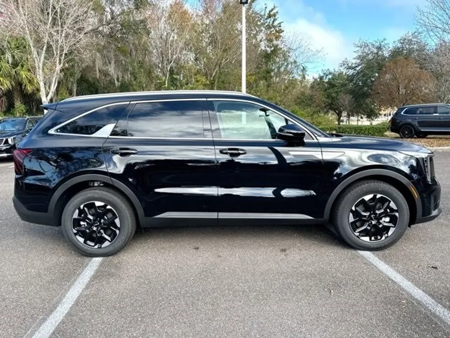 2025 Kia Sorento S photo 1