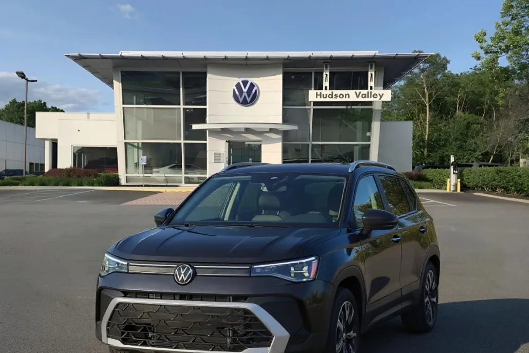 2025 Volkswagen Taos SEL photo 1