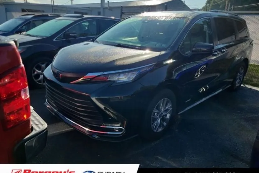 2021 Toyota Sienna XLE photo 1