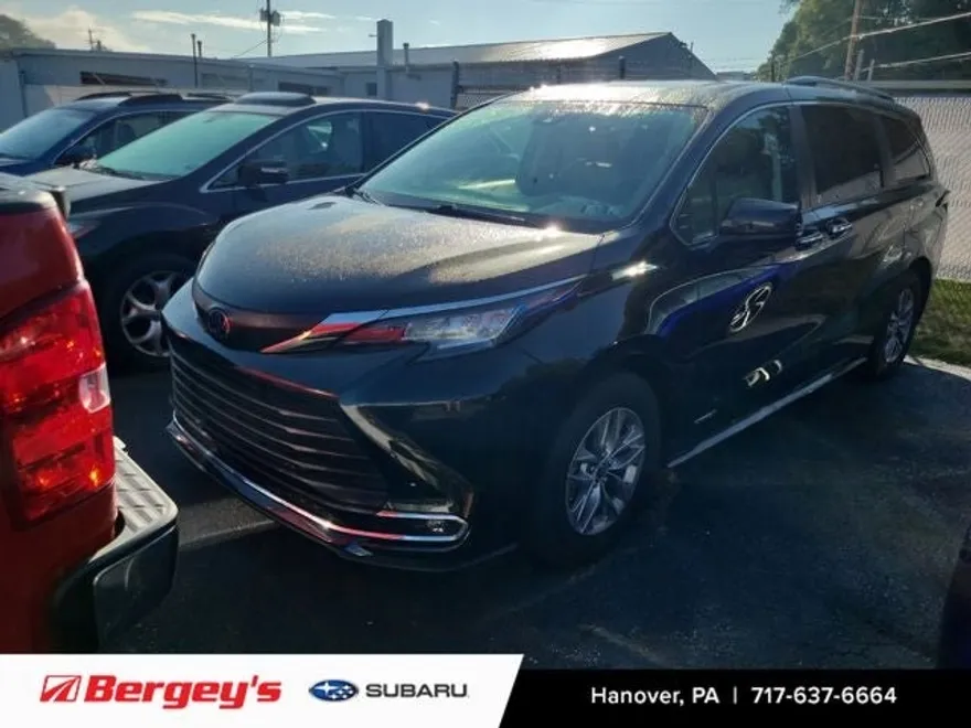2021 Toyota Sienna XLE photo 1