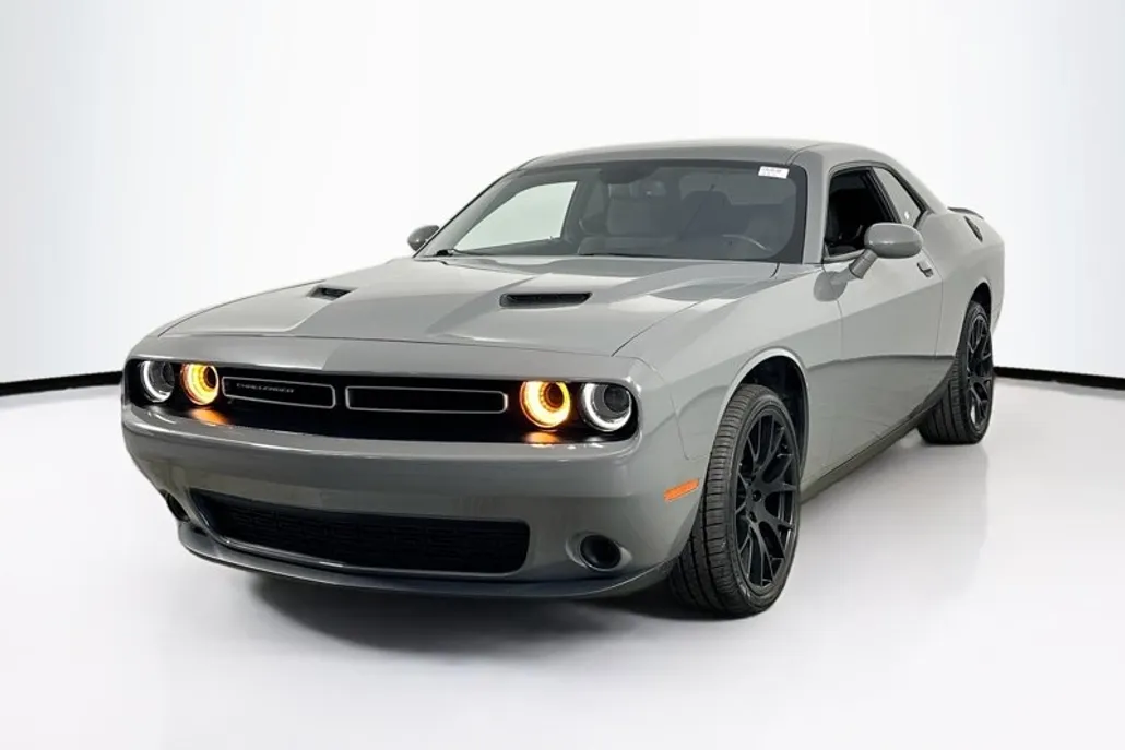 2019 Dodge Challenger SXT photo 1