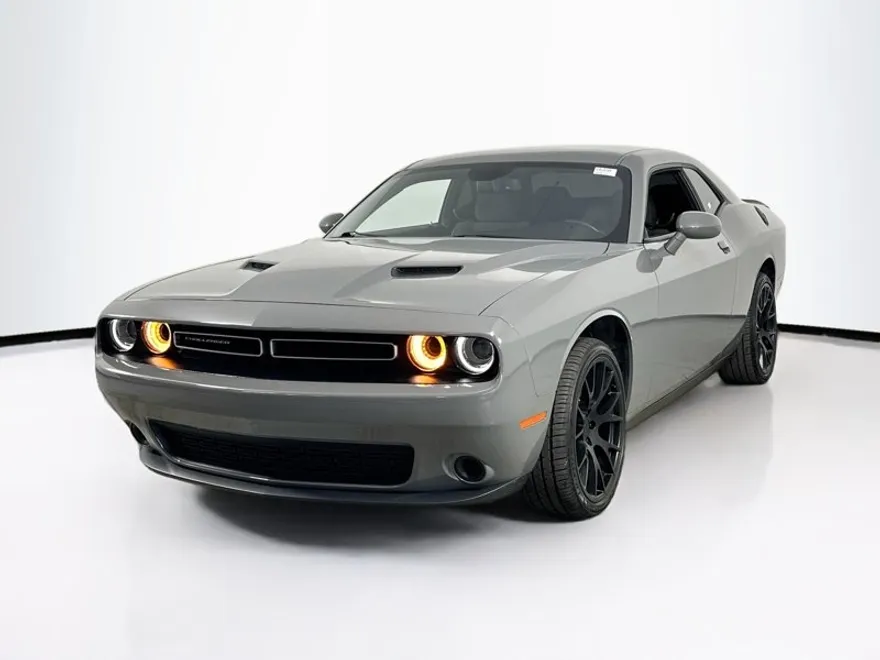 2019 Dodge Challenger SXT photo 1