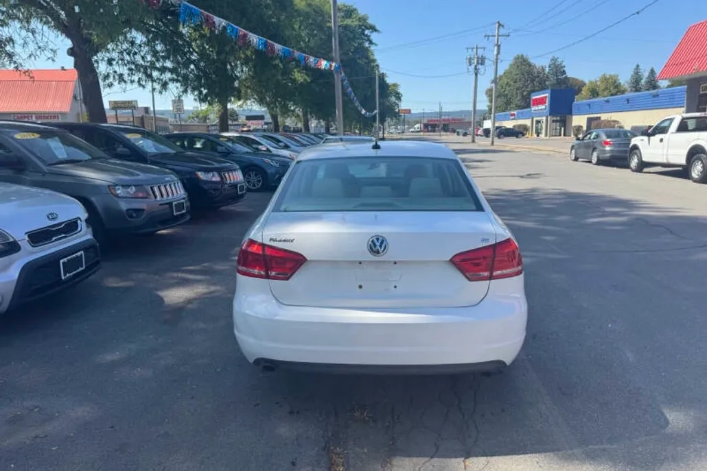 2012 Volkswagen Passat SE photo 1