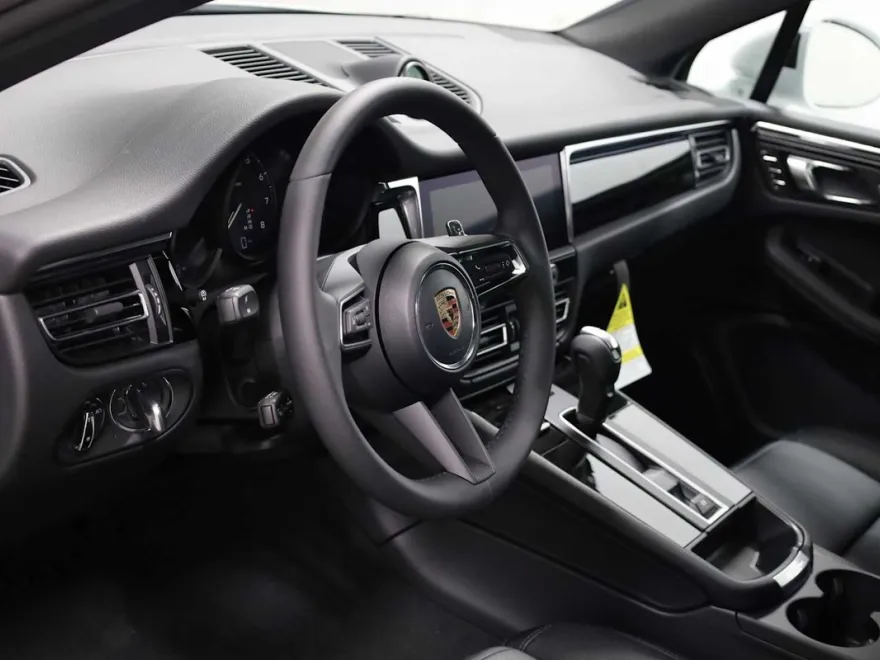 2026 Porsche Macan T photo 1